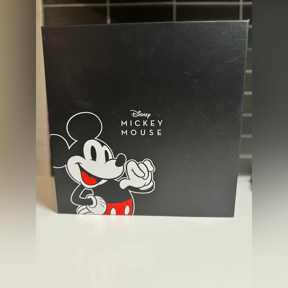 NEW Mickey Mouse Bundle Wristlet Card Holder Keychain Gift Box - Picture 2 of 7